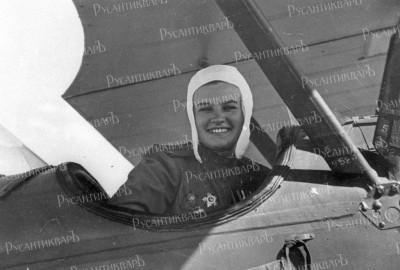 Наталья Меклин в кабине самолёта У-2, 1943 год.jpg