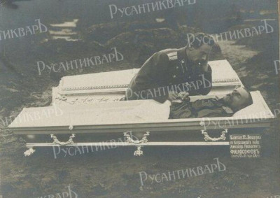 Философов Николай Николаевич у гроба брата Александра 1915..jpg