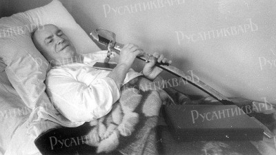 Маршал СССР Жуков Г.К. с наградным оружием.jpg